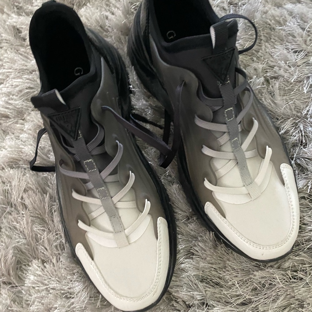 Womens Guess black and white stylish tennis shoe.